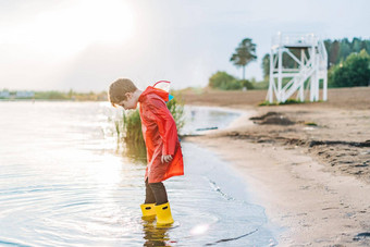 <strong>男孩</strong>红色的雨衣黄色的橡胶靴子玩水海滩学校孩子防水外套<strong>跳水</strong>海孩子有趣的波海岸