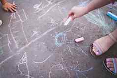 孩子们画粉笔路孩子们的创造力街