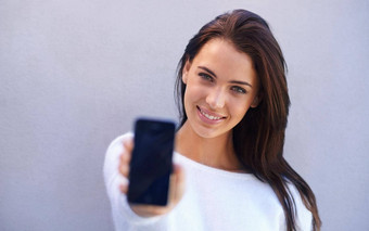 电话升级生活肖像有吸引力的年轻的女人站灰色的背景持有移动电话