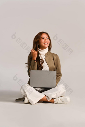 图像有吸引力的女人使起皱纹外套坐着白色背景移动PC电脑人岁技术概念