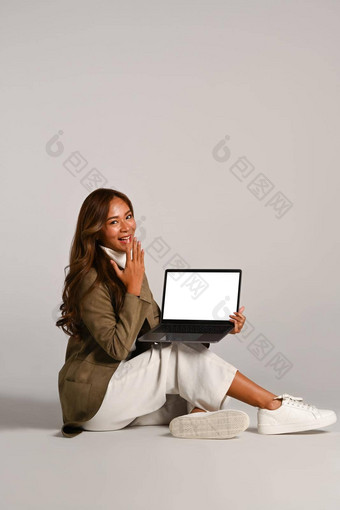 图像有吸引力的女人使起皱纹外套坐着白色背景移动PC电脑人岁技术概念