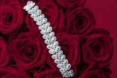 奢侈品钻石珠宝手镯红色的玫瑰花爱礼物情人节一天珠宝品牌假期背景设计