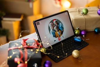 大家庭唱歌圣诞节首歌平板电脑相机在线视频调用微笑父母孩子们快乐的家庭祝贺亲戚快乐一年在线