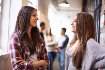 解决大学生活女大学<strong>学生会</strong>说话的走廊朋友背景