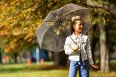 孩子玩雨孩子们伞玩在户外雨秋天天气