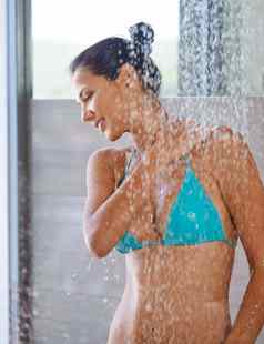 洗胆碱有吸引力的年轻的女人洗澡游泳