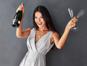时间庆祝肖像华丽的浅黑肤色的女人持有香槟长笛