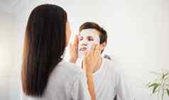 夫妇面部浴室美面具清洁剂男人。脸护肤品健康产品化妆品清洁年轻的婚姻美丽的女人显示爱放松首页