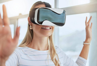虚拟现实元宇宙快乐女人放松玩护目镜互动游戏未来主义的技术首页未来物联网网络空间探索世界耳机