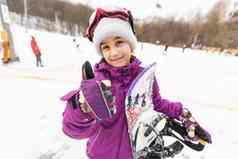 滑雪板冬天体育运动可爱的女孩滑雪板幻灯片冬天自然