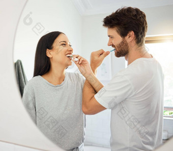 夫妇健康牙科清洁跨种族人浴室刷牙牙齿健康的牙护理首页快乐微笑爱男人。女人幸福口服健康早....