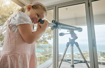 年轻的孩子们望远镜首页学习行<strong>星星</strong>星天空空间兴奋好奇的快乐女孩玩看研究视图宇宙科学<strong>月亮</strong>有趣的教育发展
