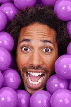 嘿球坑疯狂的年轻的黑色的男人脸紫色的坑球