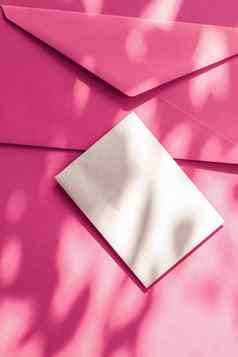 美品牌身份平铺模型设计业务卡信在线奢侈品品牌粉红色的影子背景
