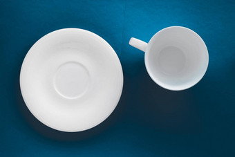 白色餐具陶器集空<strong>杯</strong>蓝色的平铺背景