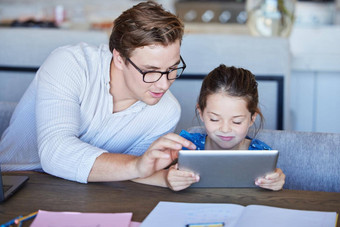 教育学习孩子发展数字平板电脑父亲女儿看教育程序表格家庭作业自主学习教学父孩子在线家庭作业