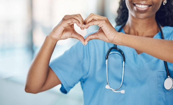 心手黑色的女人护士医院表达式显示<strong>爱护</strong>理职业生涯专业医疗设施工人统一的快乐微笑爱标志工作