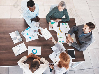 业务会议规划市场营销员工前视图文档策略团队合作协作愿景会议支持业务人桌子上办公室