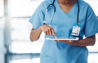 护士手数字平板电脑测试数据实验室结果医学研究医疗工人医院变焦医疗保健黑色的女人工作健康人保险员工科技