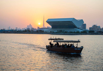 日落迪拜节日城市建筑谢赫。默罕默德本拉希德图书馆场景最高的建筑世界迪拜塔哈利法塔背景