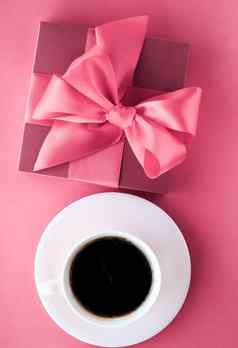 奢侈品礼物盒子咖啡杯粉红色的背景平铺设计浪漫的假期早....惊喜