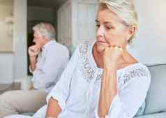 退休夫妇忽略战斗离婚婚姻作弊启示冲击上了年纪的人的关系冲突打破不忠秘密忏悔信任问题