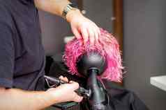头发设计师使发型头发干燥机吹湿自定义粉红色的头发美沙龙