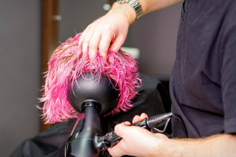 头发设计师使发型头发干燥机吹湿自定义粉红色的头发美沙龙