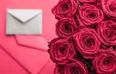 爱信花交付情人节一天奢侈品花束玫瑰卡粉红色的背景浪漫的假期设计