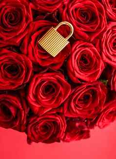 爱锁情人节一天卡金挂锁奢侈品花束玫瑰红色的背景