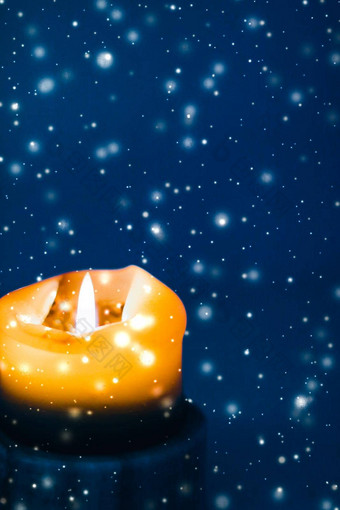 黄色的假期蜡烛蓝色的闪闪发光的下雪背景奢侈品品牌设计圣诞节年夏娃情人节一天