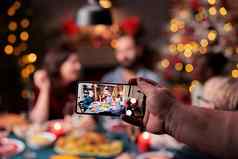 家庭圣诞节庆祝活动照片智能手机屏幕