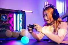 女人穿游戏耳机玩生活流的电子竞技游戏控制台