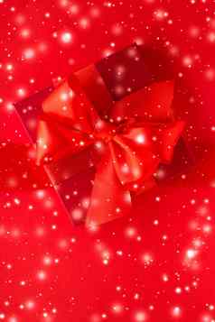冬天假期礼物发光的雪红色的背景圣诞节礼物惊喜