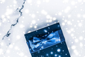 冬天假期礼物盒子<strong>蓝色</strong>的丝绸弓雪闪闪发光的大理石背景圣诞节年礼物奢侈品美品牌<strong>平铺</strong>设计