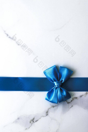 蓝色的丝绸丝带弓奢侈品大理石背景假期平铺背景
