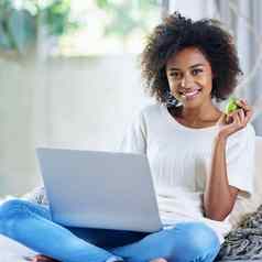 享受津贴无线技术年轻的女人吃苹果移动PC首页