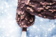巧克力杏仁冰奶油大理石表格发光的雪冬天假期食物背景