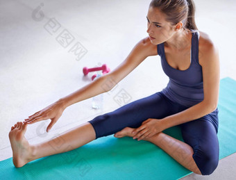 实现健身硬工作<strong>奉献</strong>有吸引力的年轻的女人伸展运动瑜伽席
