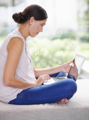 无线网络让浏览有吸引力的年轻的女人移动PC放松首页