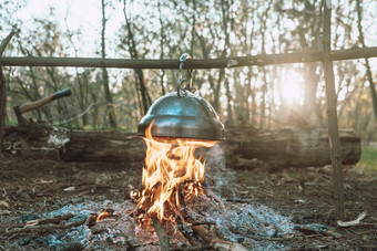 水壶加热明亮的篝火美妙的晚上大气背景篝火旅行森林