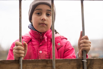 女孩伤心金属栅栏社会问题难民强迫移民