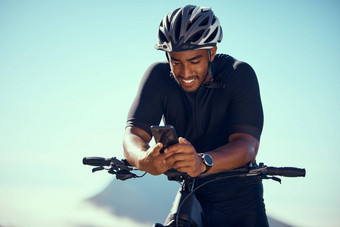自行车电话健身全球定位系统(gps)应用程序微笑快乐进步锻炼骑自行车培训在<strong>户外</strong>夏天安全头盔运动员骑自行车锻炼<strong>实践</strong>比赛