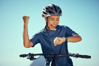 骑自行车看时间快乐女人成功赢家成就进步三项全能运动竞争比赛专业自行车运动员健身智能<strong>手表</strong>拳头庆祝<strong>活动</strong>体育培训