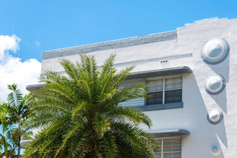 特写镜头典型的色彩斑斓的艺术德科体系结构热带棕榈树海洋开车南海滩迈阿密佛罗里达美国