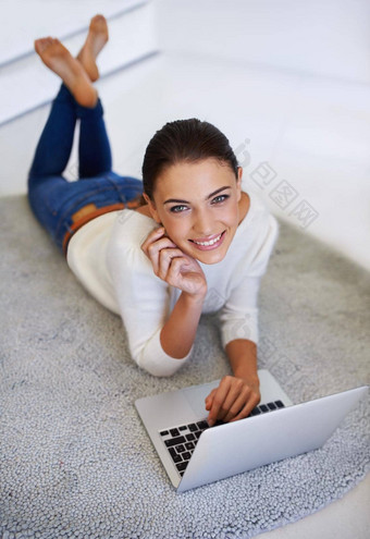 妍最新的技术美丽的年轻的女人说谎地板上首页移动PC