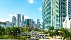 视图迈阿密市中心摩天大楼棕榈树