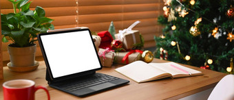 数字平板<strong>电脑</strong>空白屏幕圣诞节礼物盒子木表格