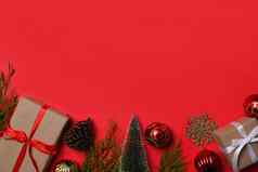 礼物盒子圣诞节饰品红色的背景复制空间