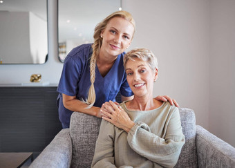 肖像上了年纪的女人护士成键检查协助生活首页微笑支持快乐成熟的病人放松享受时间爱的种类医疗保健工人沙发